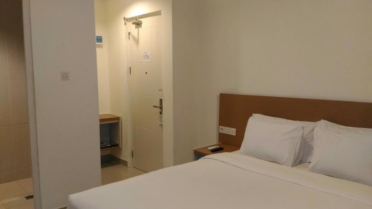 Big Fish Hotel Manado Buitenkant foto