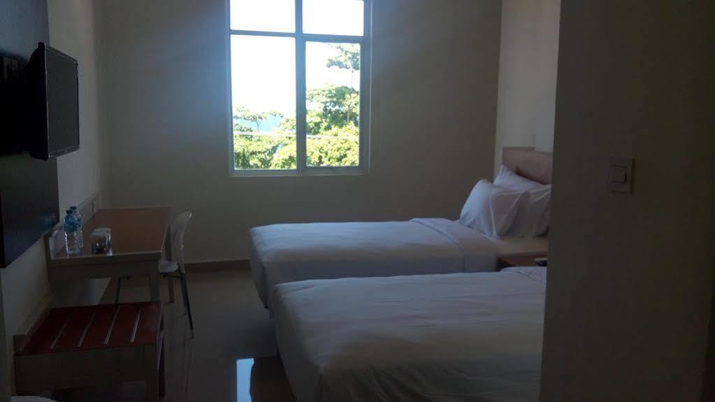 Big Fish Hotel Manado Buitenkant foto